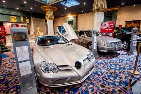 23 décembre 2012 : ouverture au public de la foire exposition des biens de la famille de l'ancien président Ben Ali mis en vente et aux enchères dans le casino au style égyptien de Gammarth, banlieue nord de Tunis. Voitures de luxes, Maybach, Mac Laren, Ferrari, Rolls Royce, Aston Martin, Lamborghini, Bijoux, Tableaux, tapis,  vétements, ...