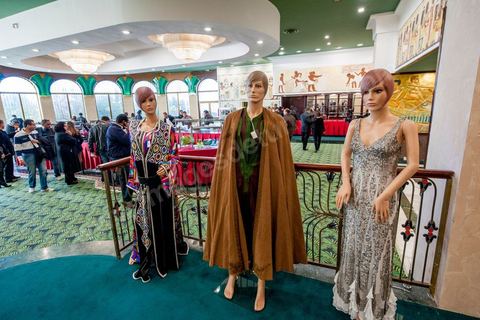 23 décembre 2012 : ouverture au public de la foire exposition des biens de la famille de l'ancien président Ben Ali mis en vente et aux enchères dans le casino au style égyptien de Gammarth, banlieue nord de Tunis. Voitures de luxes, Maybach, Mac Laren, Ferrari, Rolls Royce, Aston Martin, Lamborghini, Bijoux, Tableaux, tapis,  vétements, ...