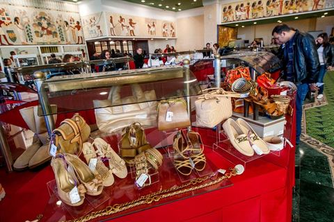 23 décembre 2012 : ouverture au public de la foire exposition des biens de la famille de l'ancien président Ben Ali mis en vente et aux enchères dans le casino au style égyptien de Gammarth, banlieue nord de Tunis. Voitures de luxes, Maybach, Mac Laren, Ferrari, Rolls Royce, Aston Martin, Lamborghini, Bijoux, Tableaux, tapis,  vétements, ...