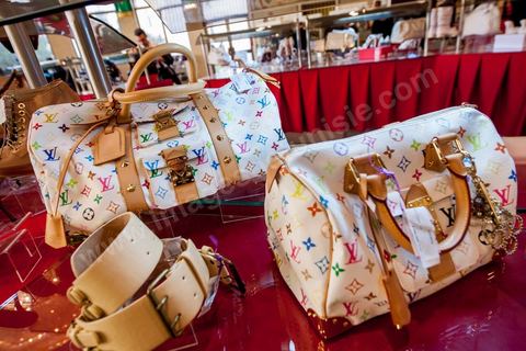 23 décembre 2012 : ouverture au public de la foire exposition des biens de la famille de l'ancien président Ben Ali mis en vente et aux enchères dans le casino au style égyptien de Gammarth, banlieue nord de Tunis. Voitures de luxes, Maybach, Mac Laren, Ferrari, Rolls Royce, Aston Martin, Lamborghini, Bijoux, Tableaux, tapis,  vétements, ...