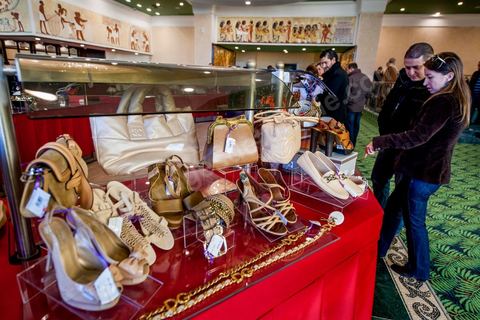 23 décembre 2012 : ouverture au public de la foire exposition des biens de la famille de l'ancien président Ben Ali mis en vente et aux enchères dans le casino au style égyptien de Gammarth, banlieue nord de Tunis. Voitures de luxes, Maybach, Mac Laren, Ferrari, Rolls Royce, Aston Martin, Lamborghini, Bijoux, Tableaux, tapis,  vétements, ...