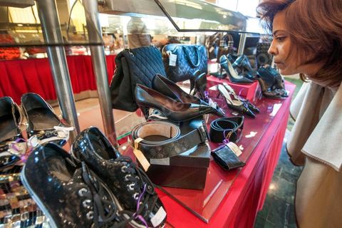 23 décembre 2012 : ouverture au public de la foire exposition des biens de la famille de l'ancien président Ben Ali mis en vente et aux enchères dans le casino au style égyptien de Gammarth, banlieue nord de Tunis. Voitures de luxes, Maybach, Mac Laren, Ferrari, Rolls Royce, Aston Martin, Lamborghini, Bijoux, Tableaux, tapis,  vétements, ...