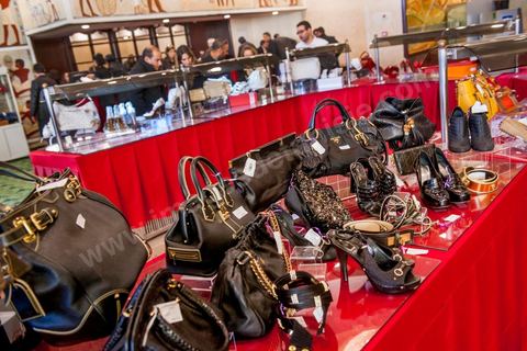 23 décembre 2012 : ouverture au public de la foire exposition des biens de la famille de l'ancien président Ben Ali mis en vente et aux enchères dans le casino au style égyptien de Gammarth, banlieue nord de Tunis. Voitures de luxes, Maybach, Mac Laren, Ferrari, Rolls Royce, Aston Martin, Lamborghini, Bijoux, Tableaux, tapis,  vétements, ...