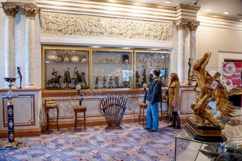 23 décembre 2012 : ouverture au public de la foire exposition des biens de la famille de l'ancien président Ben Ali mis en vente et aux enchères dans le casino au style égyptien de Gammarth, banlieue nord de Tunis. Voitures de luxes, Maybach, Mac Laren, Ferrari, Rolls Royce, Aston Martin, Lamborghini, Bijoux, Tableaux, tapis,  vétements, ...