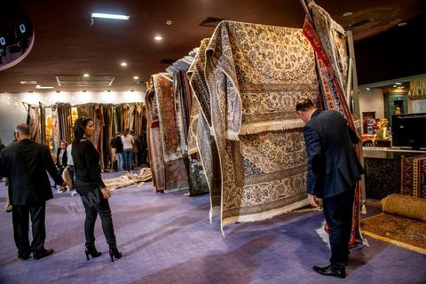 23 décembre 2012 : ouverture au public de la foire exposition des biens de la famille de l'ancien président Ben Ali mis en vente et aux enchères dans le casino au style égyptien de Gammarth, banlieue nord de Tunis. Voitures de luxes, Maybach, Mac Laren, Ferrari, Rolls Royce, Aston Martin, Lamborghini, Bijoux, Tableaux, tapis,  vétements, ...