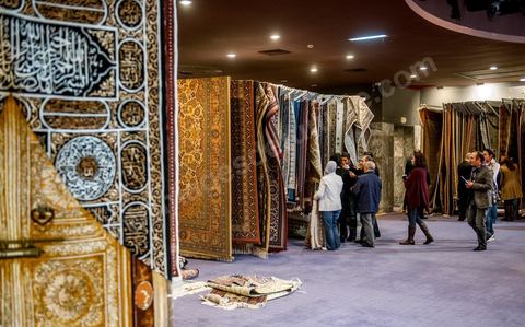 23 décembre 2012 : ouverture au public de la foire exposition des biens de la famille de l'ancien président Ben Ali mis en vente et aux enchères dans le casino au style égyptien de Gammarth, banlieue nord de Tunis. Voitures de luxes, Maybach, Mac Laren, Ferrari, Rolls Royce, Aston Martin, Lamborghini, Bijoux, Tableaux, tapis,  vétements, ...