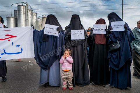03 janvier 2013 : manifestant salafistes face aux démocrates devant le tribunal de la Manouba manifestation de soutien pendant le procès du doyen de la faculté accusé d'avoir frappé deux jeunes étuidiantes niqabées. Le verdict dans le procès du doyen de la Faculté des Lettres de la Manouba, Habib Kazdaghli, sera rendu le 17 janvier 2013, a décidé le Tribunal de première instance de la Manouba ce jeudi 3 janvier 2013.«Je suis serein et confiant que la magistrature me rendra justice», a déclaré aux médias Habib Kazdaghli en quittant la salle d’audience du Tribunal.