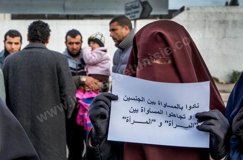 03 janvier 2013 : manifestant salafistes face aux démocrates devant le tribunal de la Manouba manifestation de soutien pendant le procès du doyen de la faculté accusé d'avoir frappé deux jeunes étuidiantes niqabées. Le verdict dans le procès du doyen de la Faculté des Lettres de la Manouba, Habib Kazdaghli, sera rendu le 17 janvier 2013, a décidé le Tribunal de première instance de la Manouba ce jeudi 3 janvier 2013.«Je suis serein et confiant que la magistrature me rendra justice», a déclaré aux médias Habib Kazdaghli en quittant la salle d’audience du Tribunal.