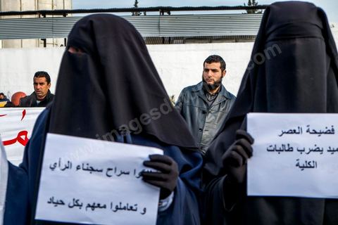 03 janvier 2013 : manifestant salafistes face aux démocrates devant le tribunal de la Manouba manifestation de soutien pendant le procès du doyen de la faculté accusé d'avoir frappé deux jeunes étuidiantes niqabées. Le verdict dans le procès du doyen de la Faculté des Lettres de la Manouba, Habib Kazdaghli, sera rendu le 17 janvier 2013, a décidé le Tribunal de première instance de la Manouba ce jeudi 3 janvier 2013.«Je suis serein et confiant que la magistrature me rendra justice», a déclaré aux médias Habib Kazdaghli en quittant la salle d’audience du Tribunal.