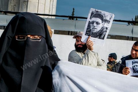 03 janvier 2013 : manifestant salafistes face aux démocrates devant le tribunal de la Manouba manifestation de soutien pendant le procès du doyen de la faculté accusé d'avoir frappé deux jeunes étuidiantes niqabées. Le verdict dans le procès du doyen de la Faculté des Lettres de la Manouba, Habib Kazdaghli, sera rendu le 17 janvier 2013, a décidé le Tribunal de première instance de la Manouba ce jeudi 3 janvier 2013.«Je suis serein et confiant que la magistrature me rendra justice», a déclaré aux médias Habib Kazdaghli en quittant la salle d’audience du Tribunal.