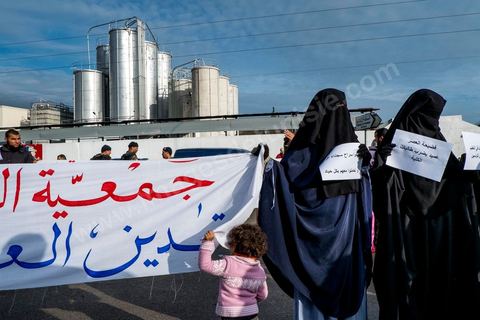 03 janvier 2013 : manifestant salafistes face aux démocrates devant le tribunal de la Manouba manifestation de soutien pendant le procès du doyen de la faculté accusé d'avoir frappé deux jeunes étuidiantes niqabées. Le verdict dans le procès du doyen de la Faculté des Lettres de la Manouba, Habib Kazdaghli, sera rendu le 17 janvier 2013, a décidé le Tribunal de première instance de la Manouba ce jeudi 3 janvier 2013.«Je suis serein et confiant que la magistrature me rendra justice», a déclaré aux médias Habib Kazdaghli en quittant la salle d’audience du Tribunal.