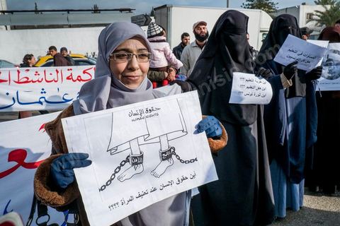 03 janvier 2013 : manifestant salafistes face aux démocrates devant le tribunal de la Manouba manifestation de soutien pendant le procès du doyen de la faculté accusé d'avoir frappé deux jeunes étuidiantes niqabées. Le verdict dans le procès du doyen de la Faculté des Lettres de la Manouba, Habib Kazdaghli, sera rendu le 17 janvier 2013, a décidé le Tribunal de première instance de la Manouba ce jeudi 3 janvier 2013.«Je suis serein et confiant que la magistrature me rendra justice», a déclaré aux médias Habib Kazdaghli en quittant la salle d’audience du Tribunal.