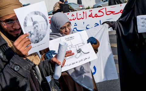 03 janvier 2013 : manifestant salafistes face aux démocrates devant le tribunal de la Manouba manifestation de soutien pendant le procès du doyen de la faculté accusé d'avoir frappé deux jeunes étuidiantes niqabées. Le verdict dans le procès du doyen de la Faculté des Lettres de la Manouba, Habib Kazdaghli, sera rendu le 17 janvier 2013, a décidé le Tribunal de première instance de la Manouba ce jeudi 3 janvier 2013.«Je suis serein et confiant que la magistrature me rendra justice», a déclaré aux médias Habib Kazdaghli en quittant la salle d’audience du Tribunal.
