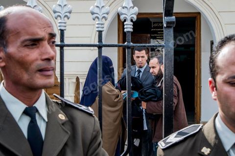 03 janvier 2013 : Avocat des salafistes et niqabé  devant le tribunal de la Manouba manifestation de soutien pendant le procès du doyen de la faculté accusé d'avoir frappé deux jeunes étuidiantes niqabées. Le verdict dans le procès du doyen de la Faculté des Lettres de la Manouba, Habib Kazdaghli, sera rendu le 17 janvier 2013, a décidé le Tribunal de première instance de la Manouba ce jeudi 3 janvier 2013.«Je suis serein et confiant que la magistrature me rendra justice», a déclaré aux médias Habib Kazdaghli en quittant la salle d’audience du Tribunal.