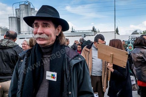 03 janvier 2013 : Devant le tribunal de la Manouba manifestation de soutien pendant le procès du doyen de la faculté accusé d'avoir frappé deux jeunes étuidiantes niqabées. Le verdict dans le procès du doyen de la Faculté des Lettres de la Manouba, Habib Kazdaghli, sera rendu le 17 janvier 2013, a décidé le Tribunal de première instance de la Manouba ce jeudi 3 janvier 2013.«Je suis serein et confiant que la magistrature me rendra justice», a déclaré aux médias Habib Kazdaghli en quittant la salle d’audience du Tribunal.