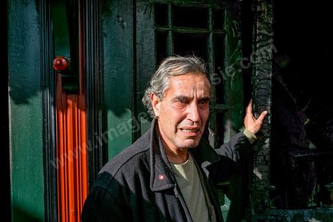 13 janvier : homme pleurant devant la porte du mausolée au lendemain de l'incendie criminel du Mausolée de Sidi Bou Saïd El Béji au coeur du village touristique classé au patrimoine mondila de l'UNESCO.