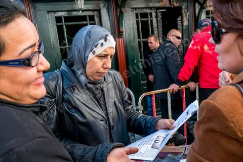 13 janvier : Députée du parti au pouvoir Ennahdha devant le mausolée au lendemain de l'incendie criminel du Mausolée de Sidi Bou Saïd El Béji au coeur du village touristique classé au patrimoine mondila de l'UNESCO.