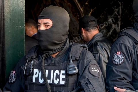 13 janvier : les policiers de la BAT devant le mausolée lors d ela visite du Ministre de l'Intérieur au lendemain de l'incendie criminel du Mausolée de Sidi Bou Saïd El Béji au coeur du village touristique classé au patrimoine mondila de l'UNESCO.
