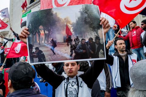14 janvier 2013 : devant le théâtre, le parti Ennahdha a installé un podium et attirent ses militants de toutes tendances islamistes. Entre l'avenue Habib Bourguiba et la place du 14 janvier, les tunisiens sont venus commémorer, dans une ambiance politique tendue, le deuxième anniversaire d ela Révolution marqué en 2011 par la fuite de l'ancien président Ben Ali.