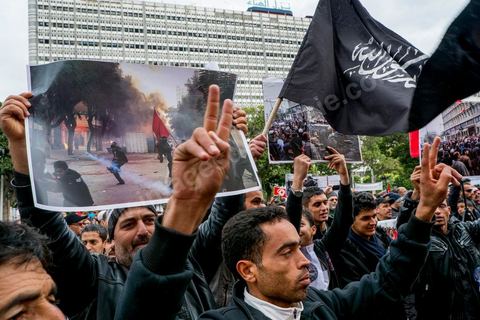 14 janvier 2013 : devant le théâtre, le parti Ennahdha a installé un podium et attirent ses militants de toutes tendances islamistes. Entre l'avenue Habib Bourguiba et la place du 14 janvier, les tunisiens sont venus commémorer, dans une ambiance politique tendue, le deuxième anniversaire d ela Révolution marqué en 2011 par la fuite de l'ancien président Ben Ali.
