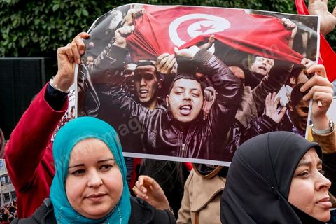 14 janvier 2013 : devant le théâtre, le parti Ennahdha a installé un podium et attirent ses militants de toutes tendances islamistes. Entre l'avenue Habib Bourguiba et la place du 14 janvier, les tunisiens sont venus commémorer, dans une ambiance politique tendue, le deuxième anniversaire d ela Révolution marqué en 2011 par la fuite de l'ancien président Ben Ali.