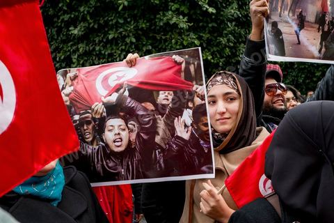 14 janvier 2013 : devant le théâtre, le parti Ennahdha a installé un podium et attirent ses militants de toutes tendances islamistes. Entre l'avenue Habib Bourguiba et la place du 14 janvier, les tunisiens sont venus commémorer, dans une ambiance politique tendue, le deuxième anniversaire d ela Révolution marqué en 2011 par la fuite de l'ancien président Ben Ali.