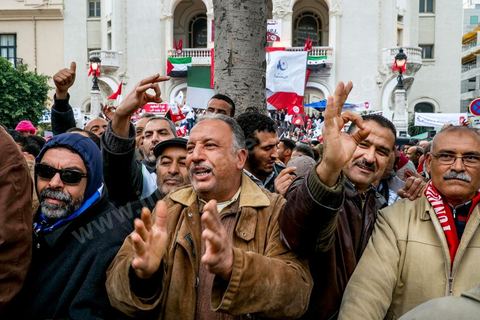 14 janvier 2013 : Militants d'Ennahdha venu siffler le défilé des partis progressistes. Entre l'avenue Habib Bourguiba et la place du 14 janvier, les tunisiens sont venus commémorer, dans une ambiance politique tendue, le deuxième anniversaire d ela Révolution marqué en 2011 par la fuite de l'ancien président Ben Ali.