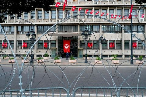 14 janvier 2013 : façade du ministère de l'Intérieur qui était en 2011 la cible des manifestants. Entre l'avenue Habib Bourguiba et la place du 14 janvier, les tunisiens sont venus commémorer, dans une ambiance politique tendue, le deuxième anniversaire d ela Révolution marqué en 2011 par la fuite de l'ancien président Ben Ali.