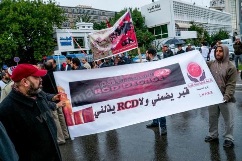 14 janvier 2013 : Banderole des participants des LPR (ici celel de Karouan), c'est fameuse ligues considérées comme étant les milices du parti islamistes au pouvoir Ennahdha. Entre l'avenue Habib Bourguiba et la place du 14 janvier, les tunisiens sont venus commémorer, dans une ambiance politique tendue, le deuxième anniversaire d ela Révolution marqué en 2011 par la fuite de l'ancien président Ben Ali.