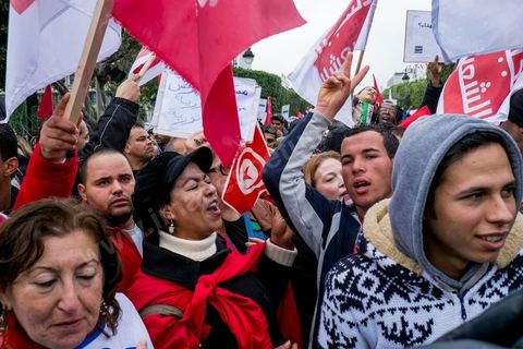 14 janvier 2013 : Militants du parti Al Joumhouri (Parti Républicain) et Front Populaire. Entre l'avenue Habib Bourguiba et la place du 14 janvier, les tunisiens sont venus commémorer, dans une ambiance politique tendue, le deuxième anniversaire d ela Révolution marqué en 2011 par la fuite de l'ancien président Ben Ali.