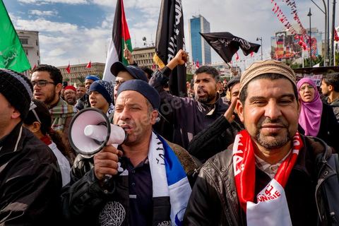 14 janvier 2013 : les associations islamistes ont investi la place du 14 janvier en proposant toute la jouréne des chants coraniques et des prêches religieux et politiques. entre l'avenue Habib Bourguiba et la place du 14 janvier, les tunisiens sont venus commémorer, dans une ambiance politique tendue, le deuxième anniversaire d ela Révolution marqué en 2011 par la fuite de l'ancien président Ben Ali.