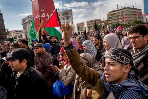 14 janvier 2013 : les associations islamistes ont investi la place du 14 janvier en proposant toute la jouréne des chants coraniques et des prêches religieux et politiques. entre l'avenue Habib Bourguiba et la place du 14 janvier, les tunisiens sont venus commémorer, dans une ambiance politique tendue, le deuxième anniversaire d ela Révolution marqué en 2011 par la fuite de l'ancien président Ben Ali.