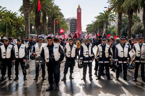 14 janvier 2013 : La police a canalisé toute la journée les manifestations politiques évitant ainsi des affrontements entre les ilsmaistes et progressistes. Entre l'avenue Habib Bourguiba et la place du 14 janvier, les tunisiens sont venus commémorer, dans une ambiance politique tendue, le deuxième anniversaire d ela Révolution marqué en 2011 par la fuite de l'ancien président Ben Ali.