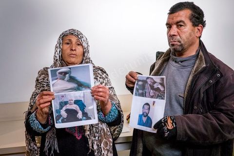 17 janvier : au bureau de la Ligue des Droits de l'Homme à Tunis, des familles de jeunes migrants partis vers les côtes italiennes en bateau clandestins et disparus en mer viennent pour réclamer une enquête.