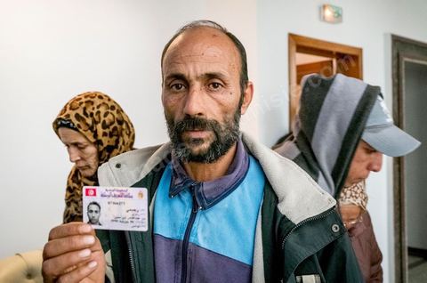 17 janvier : au bureau de la Ligue des Droits de l'Homme à Tunis, des familles de jeunes migrants partis vers les côtes italiennes en bateau clandestins et disparus en mer viennent pour réclamer une enquête.