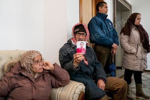 17 janvier : au bureau de la Ligue des Droits de l'Homme à Tunis, des familles de jeunes migrants partis vers les côtes italiennes en bateau clandestins et disparus en mer viennent pour réclamer une enquête.
