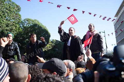 06 février 2013 : à l'annonce de l'assasinat le matin de Chokri Belaid, le leader du front Populaire, à Tunis, des rassemblements on lieu toute la journée sur l'avenue Habib Bourguiba et devant le Ministère de l'Intérieur entrainant des affrontements entre la police et les jeunes.