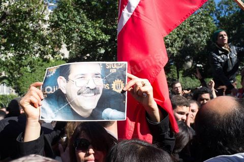 06 février 2013 : à l'annonce de l'assasinat le matin de Chokri Belaid, le leader du front Populaire, à Tunis, des rassemblements on lieu toute la journée sur l'avenue Habib Bourguiba et devant le Ministère de l'Intérieur entrainant des affrontements entre la police et les jeunes.