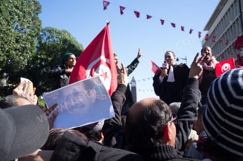 06 février 2013 : à l'annonce de l'assasinat le matin de Chokri Belaid, le leader du front Populaire, à Tunis, des rassemblements on lieu toute la journée sur l'avenue Habib Bourguiba et devant le Ministère de l'Intérieur entrainant des affrontements entre la police et les jeunes.
