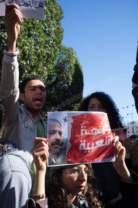 06 février 2013 : à l'annonce de l'assasinat le matin de Chokri Belaid, le leader du front Populaire, à Tunis, des rassemblements on lieu toute la journée sur l'avenue Habib Bourguiba et devant le Ministère de l'Intérieur entrainant des affrontements entre la police et les jeunes.