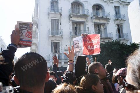 06 février 2013 : à l'annonce de l'assasinat le matin de Chokri Belaid, le leader du front Populaire, à Tunis, des rassemblements on lieu toute la journée sur l'avenue Habib Bourguiba et devant le Ministère de l'Intérieur entrainant des affrontements entre la police et les jeunes.