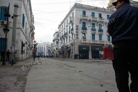 06 février 2013 : à l'annonce de l'assasinat le matin de Chokri Belaid, le leader du front Populaire, à Tunis, des rassemblements on lieu toute la jouréne sur l'avenue Habib Bourguiba entrainant des affrontements entre la police et les jeunes.