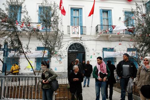 06 février 2013 : à l'annonce de l'assasinat le matin de Chokri Belaid, le leader du front Populaire, à Tunis, des rassemblements on lieu toute la jouréne sur l'avenue Habib Bourguiba entrainant des affrontements entre la police et les jeunes.