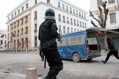06 février 2013 : à l'annonce de l'assasinat le matin de Chokri Belaid, le leader du front Populaire, à Tunis, des rassemblements on lieu toute la jouréne sur l'avenue Habib Bourguiba entrainant des affrontements entre la police et les jeunes.