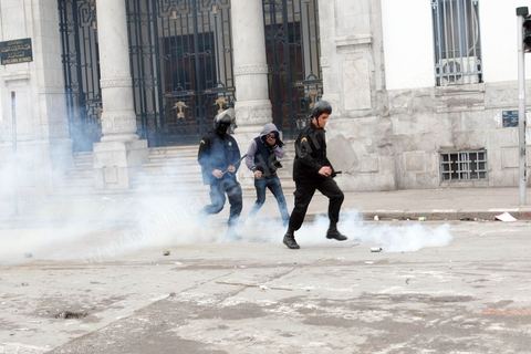 06 février 2013 : à l'annonce de l'assasinat le matin de Chokri Belaid, le leader du front Populaire, à Tunis, des rassemblements on lieu toute la jouréne sur l'avenue Habib Bourguiba entrainant des affrontements entre la police et les jeunes.