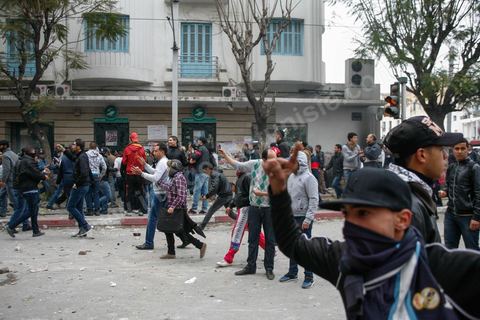 06 février 2013 : à l'annonce de l'assasinat le matin de Chokri Belaid, le leader du front Populaire, à Tunis, des rassemblements on lieu toute la jouréne sur l'avenue Habib Bourguiba entrainant des affrontements entre la police et les jeunes.