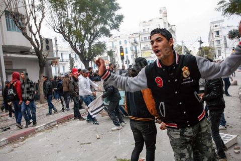 06 février 2013 : à l'annonce de l'assasinat le matin de Chokri Belaid, le leader du front Populaire, à Tunis, des rassemblements on lieu toute la jouréne sur l'avenue Habib Bourguiba entrainant des affrontements entre la police et les jeunes.