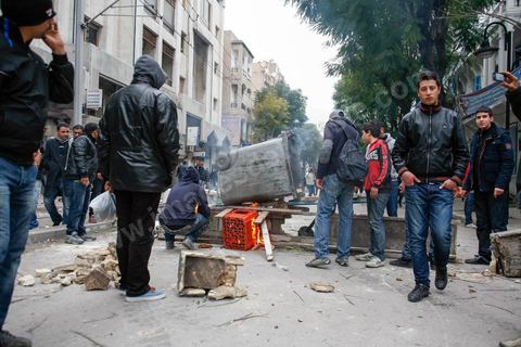 06 février 2013 : à l'annonce de l'assasinat le matin de Chokri Belaid, le leader du front Populaire, à Tunis, des rassemblements on lieu toute la jouréne sur l'avenue Habib Bourguiba entrainant des affrontements entre la police et les jeunes.