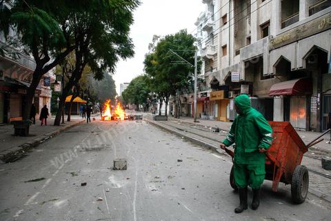 06 février 2013 : à l'annonce de l'assasinat le matin de Chokri Belaid, le leader du front Populaire, à Tunis, des rassemblements on lieu toute la jouréne sur l'avenue Habib Bourguiba entrainant des affrontements entre la police et les jeunes.