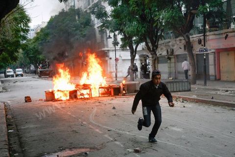 06 février 2013 : à l'annonce de l'assasinat le matin de Chokri Belaid, le leader du front Populaire, à Tunis, des rassemblements on lieu toute la jouréne sur l'avenue Habib Bourguiba entrainant des affrontements entre la police et les jeunes.